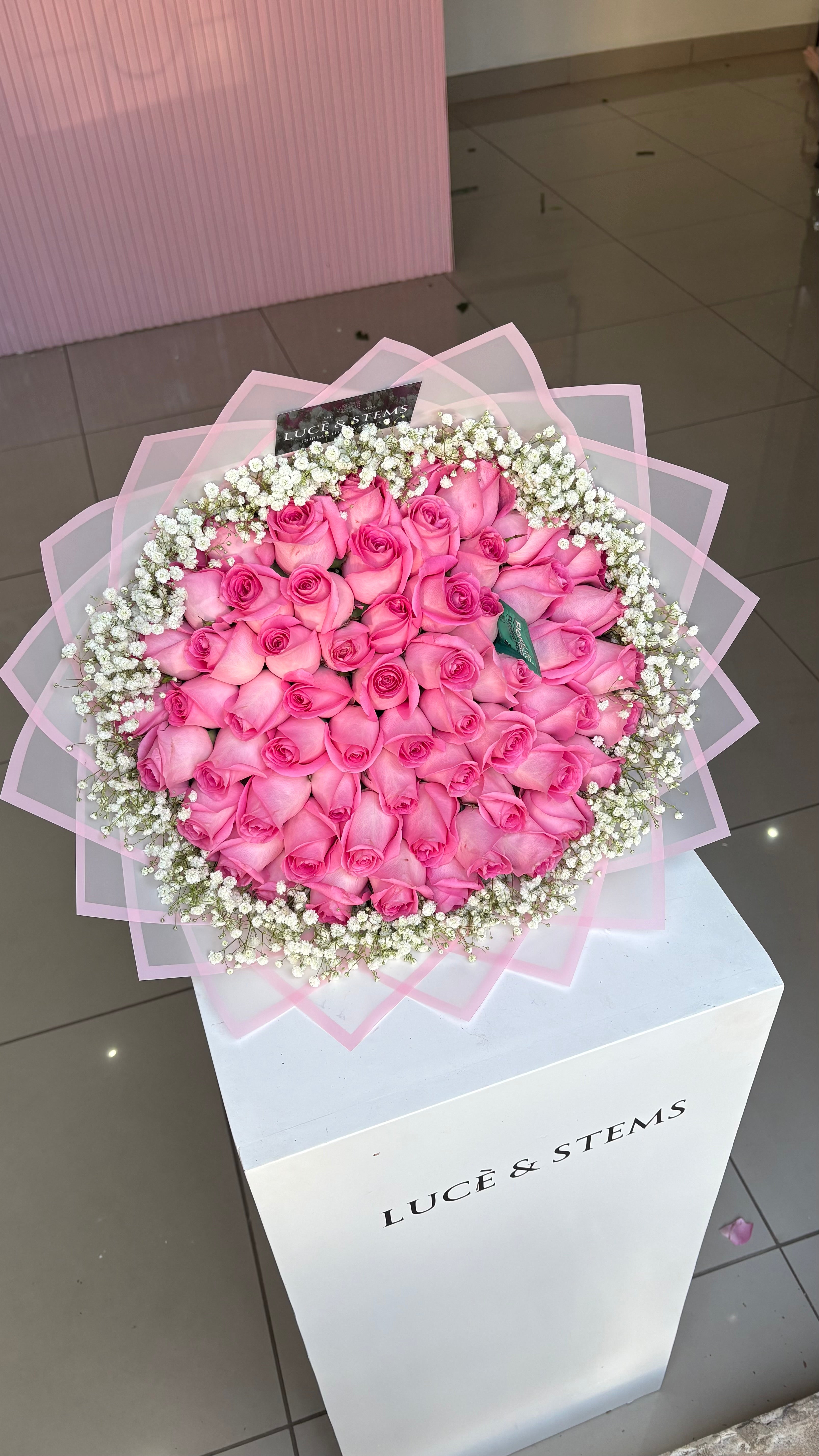 Pink rose bouquets with baby’s breath/ Gyp