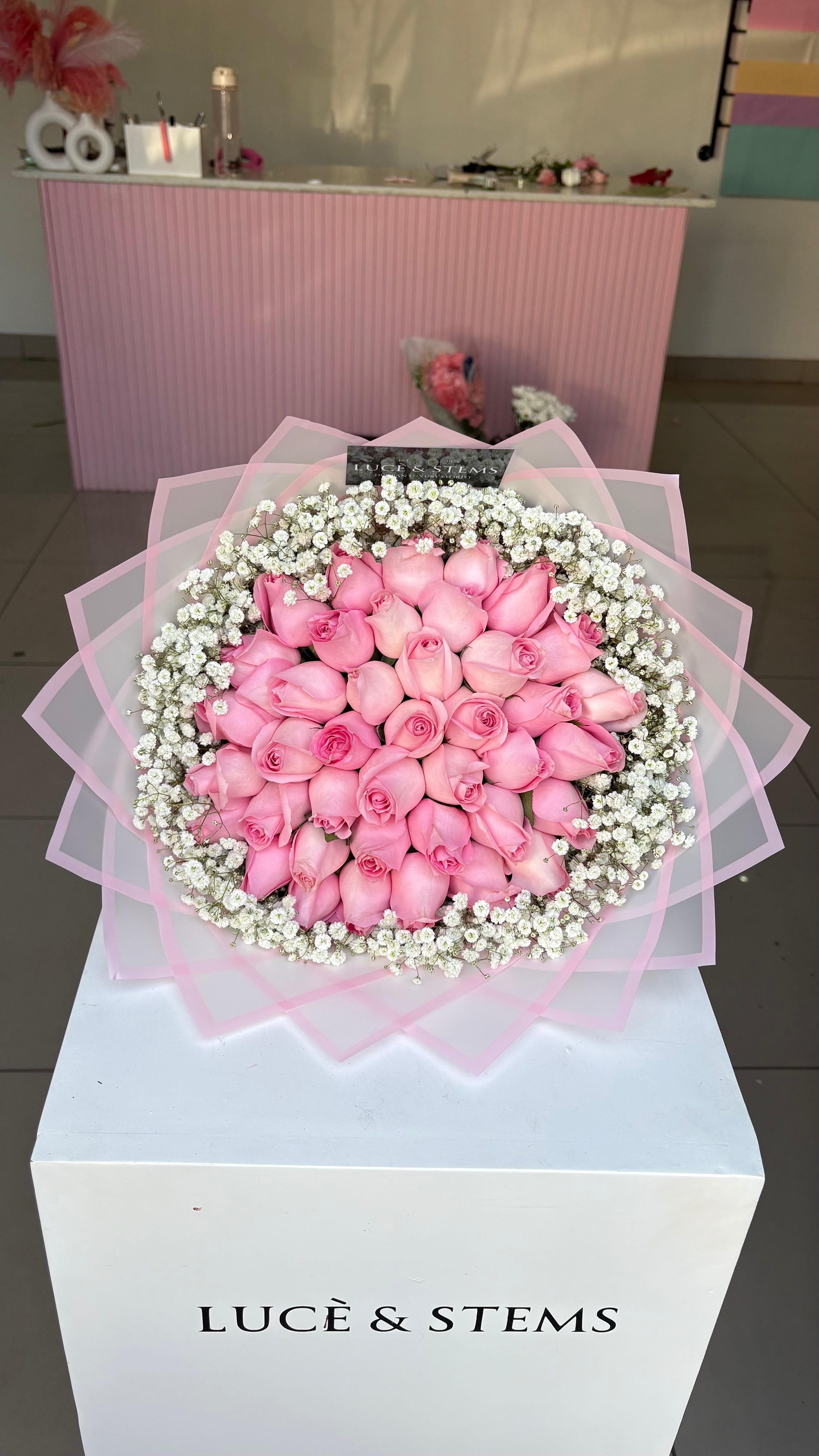 Pink rose bouquets with baby’s breath/ Gyp